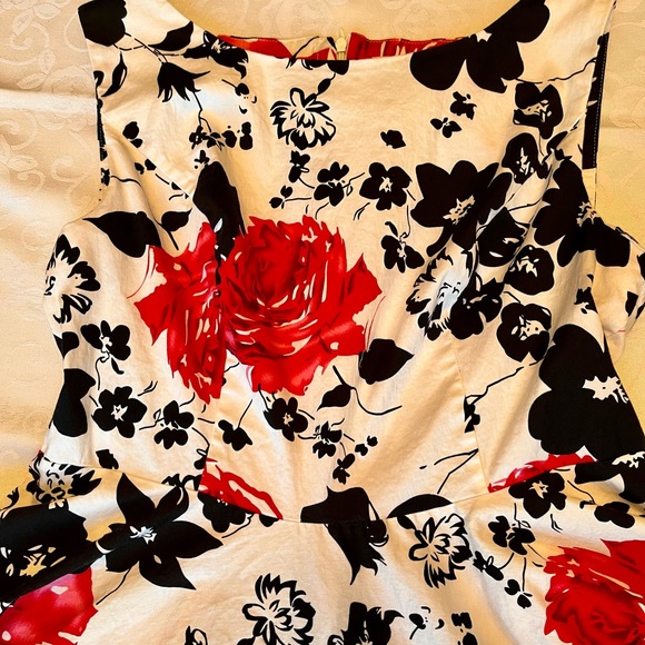 Ladies floral dress - Picture 3 of 6